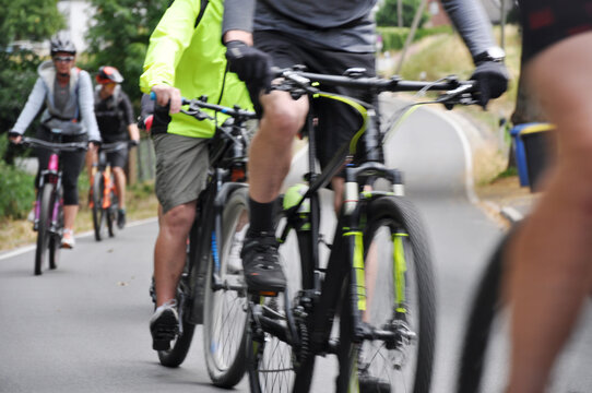 Radsport, eine Gruppe Radfahrer fahen mit Fahrrad auf der Landstra&szlig;e 