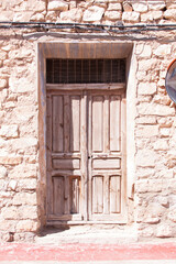 Fototapeta na wymiar Puerta antigua de madera, típica casa de pueblo