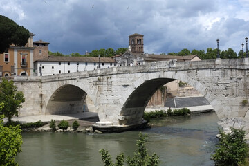 Fototapeta premium Along the Tiber under the bridges of Rome
