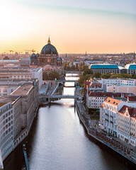 Blick auf den Berliner Dom im Sonnenuntergang © Carina