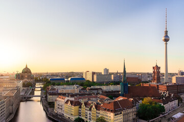 Fototapeta na wymiar Die Berliner Innenstadt von oben im Sonnenuntergang