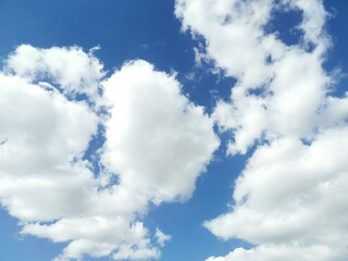 Obraz premium Nubes y cielo azul
