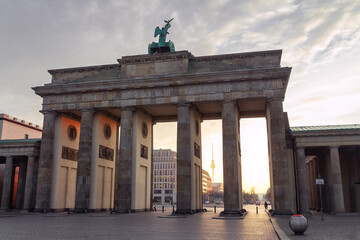 Das Brandenburger Tor im Sonnenaufgang mit Blick zum Fernsehturm © Carina