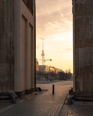 Sonnenaufgang mit Blick auf den Fernsehturm durch das Brandenburger Tor © Carina