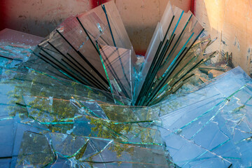 Restglas und anderes Bruchglas in einem Container zur Wiederverwertung