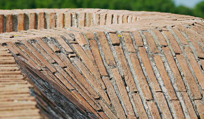 Mattoni pieni e rossi di un antico muro difensivo militare. 