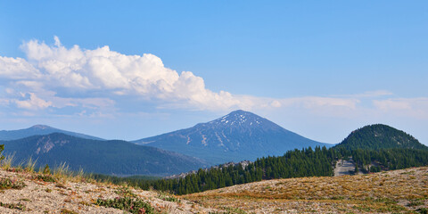Fototapeta premium Panoramic view of the mountains with Mount Bachelor in Central Oregon.