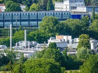 Fototapeta na wymiar Industrielle Halle direkt neben den Gleisen