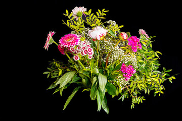 Bunter Blumenstrauß mit Farbigen Blüten auf Schwarzen Hintergrund