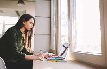 Smart copywriter searching important information using internet websites