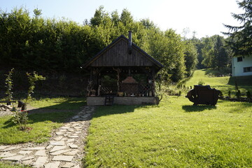 Altes Landhaus, Berhaus, Berghütte aus Holz und Stroh angebrannt, Grill, Feuerstelle, Wald,...