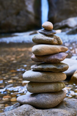 Steineberg vor Wasserfall