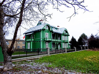 wybudowana na przelomie 19 i 20 wieku zielona willa byla domem urzednika carskiego z miejscowosci...