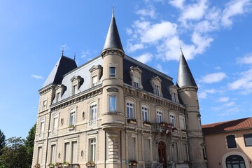 Obraz premium Mairie à Bourgoin vue de l'extérieur, ville de Bourgoin Jallieu, Département de l'Isère, France