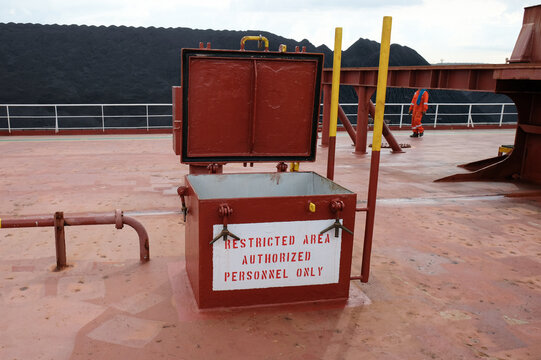 Ship cargo hold entrance manhole 