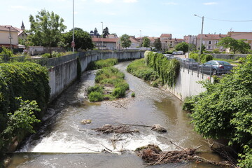 Obraz premium La rivière la Bourbre dans la ville de Bourgoin, ville de Bourgoin Jallieu, Département de l'Isère, France
