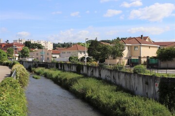 Fototapeta na wymiar La rivière la Bourbre dans la ville de Bourgoin, ville de Bourgoin Jallieu, Département de l'Isère, France