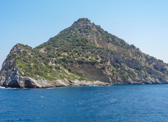 Fototapeta na wymiar island near Skopelos