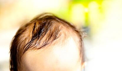 赤ちゃんの頭　前髪、または前頭部、そして汗でぬれた髪