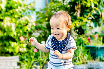 外で水遊びで大はしゃぎしている子供　ずぶ濡れの子供
