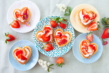 Kleine Kuchen mit Erdbeeren