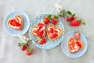 Kleine Kuchen mit Erdbeeren