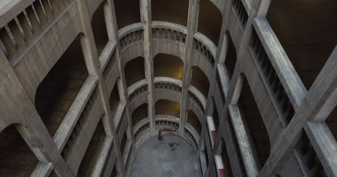 Jolie plan drone composer de d'un b&acirc;timent  d'une architecture g&eacute;om&eacute;trique et poss&egrave;de un d&eacute;signe de parking sans pr&eacute;c&egrave;dent.
