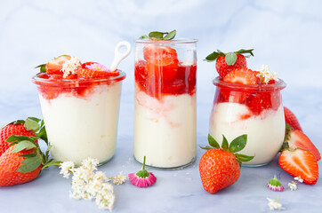 Quark mit frischen Erdbeeren
