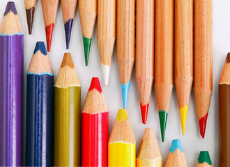 Several kinds of  colored pencils are arranged.