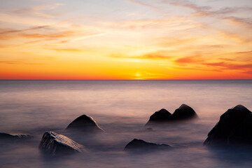 Prachtvoller Sonnenuntergang am Meer