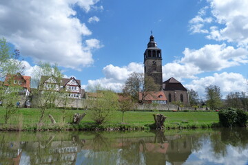 Fototapeta premium Werra und Stadtkirche in Bad Sooden-Allendorf Stadtteil Allendorf historische Altstadt