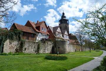 Historisches Stadtbild in Bad Sooden-Allendorf mit historischer Architektur mit Stadtmauer und Kirche St. Crucis