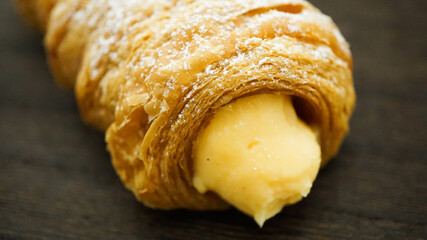 カスタードコロネ