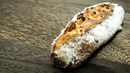 ナッツやドライフルーツたっぷりのパン