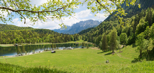 wunderschöne Aussicht auf den Ferchensee, Frühlingslandschaft bei Mittenwald Oberbayern