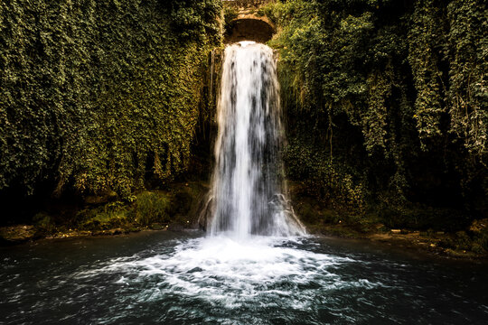 Cascada en larga exposici&oacute;n en Tobera, un pueblo de la provincia de Burgos