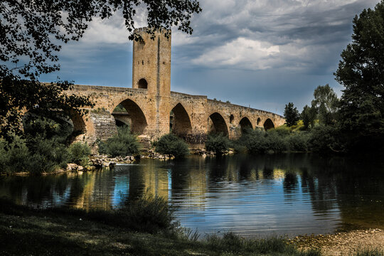 Antiguo puente medieval reflejado en el r&iacute;o