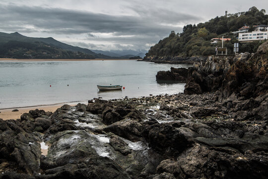 Cala en la costa de Mundaka un d&iacute;a nublado