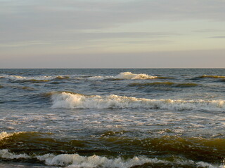 Sommerliche Abendstimmung an der Ostsee, wellige meereslandschaft am windigen Abend.