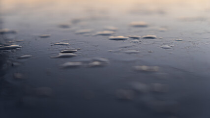 gotas congeladas sobre fondo blanco