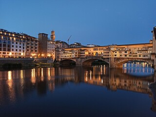 Fototapeta na wymiar Italia, Toscana, Firenze, il fiume Arno e Ponte Vecchio di notte.