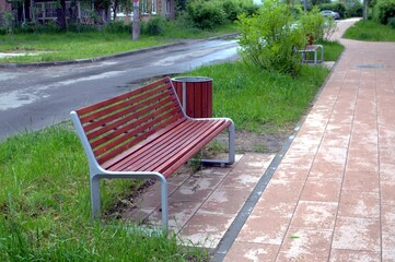Скамейка в городском дворе