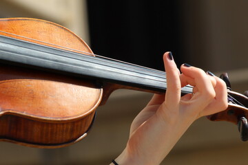 hands playing a violin © Serge