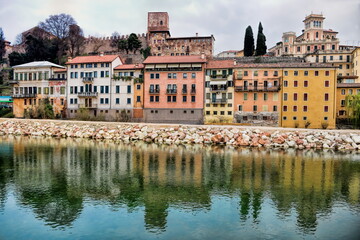 bassano del grappa, italien - ufer mit alten häusern am fluss brenta
