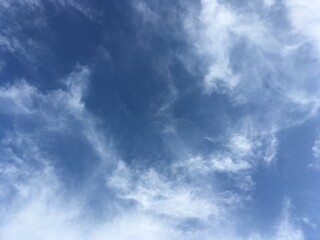 Fototapeta premium Blue sky with wispy white clouds in a swirling pattern