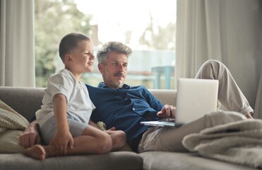 Obraz premium father and son with laptop