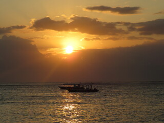 Fototapeta na wymiar Bateau coucher de soleil océan Bali Indonésie