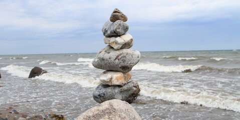 Fototapeta na wymiar Stone pyramid on the beach
