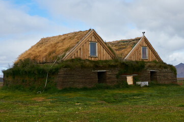 Obraz premium Old Icelandic house with grass on the roof