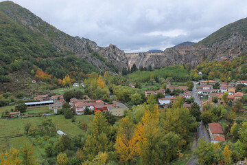 Fototapeta na wymiar The village and dam of Barrios de Luna in autumn, province of León, northwest Spain